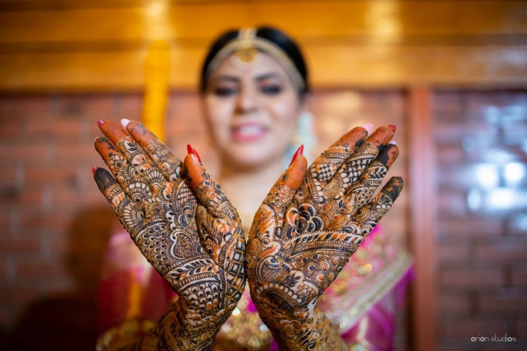 bride showing mehendi