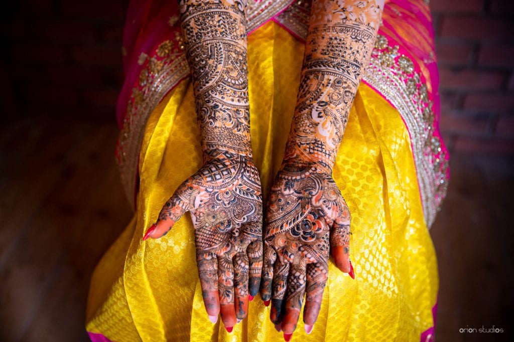 mehendi hands