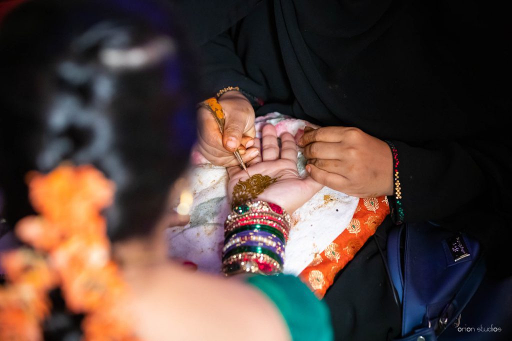 applying mehendi